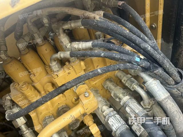 回转马达和主控阀(整机外观) 回转马达和主控阀(整机外观)