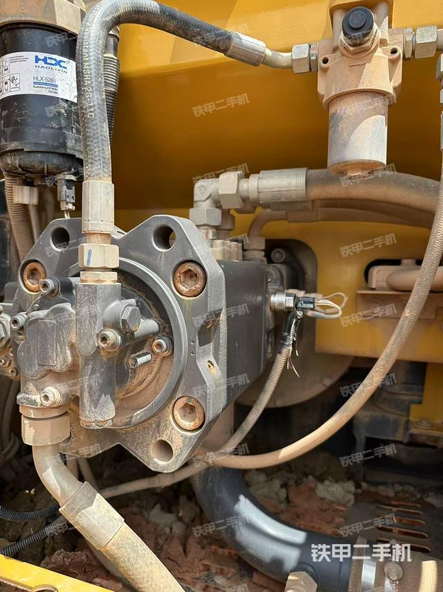 液压泵舱室正面整体(整机外观) 液压泵舱室正面整体(整机外观)