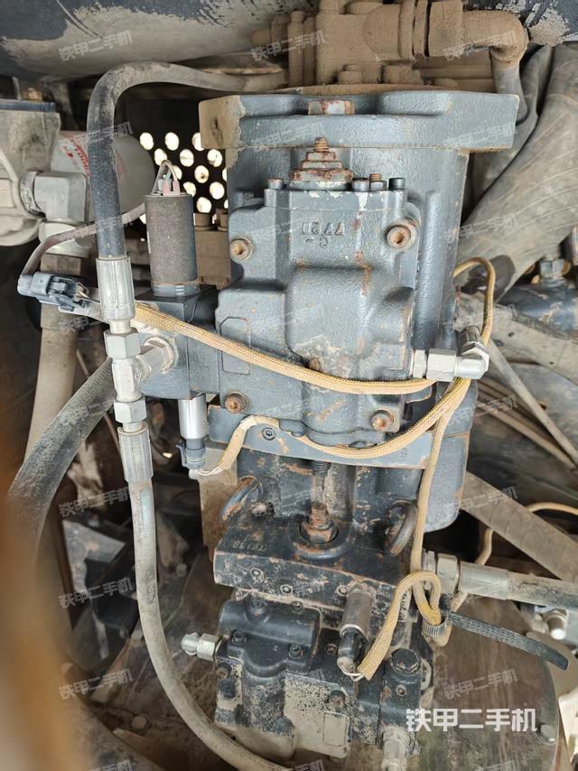 液压泵舱室正面整体（整机外观）