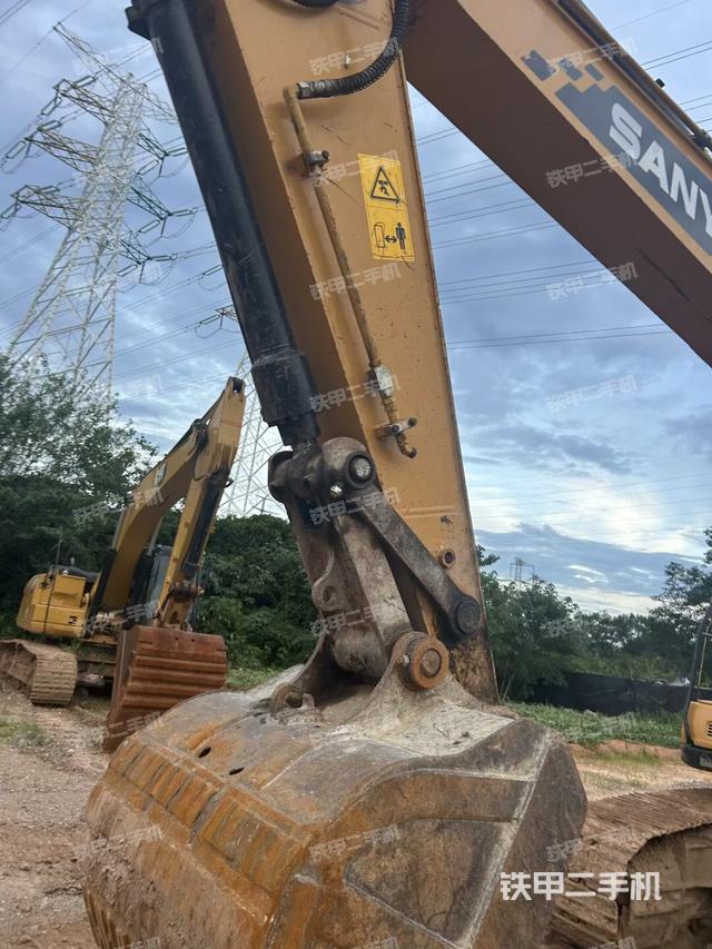 小臂整体左后(工作和回转装置) 小臂整体左后(工作和回转装置)