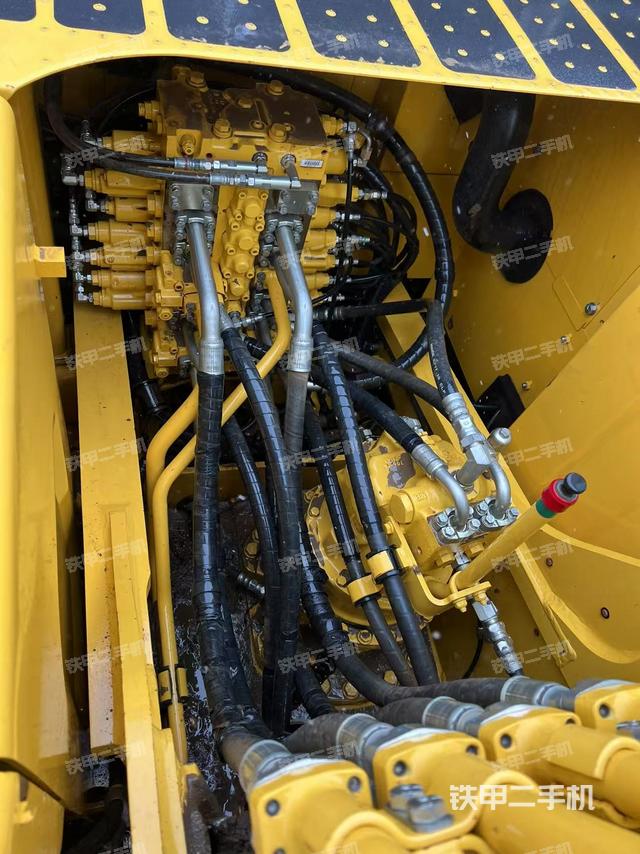 回转马达和主控阀(整机外观) 回转马达和主控阀(整机外观)