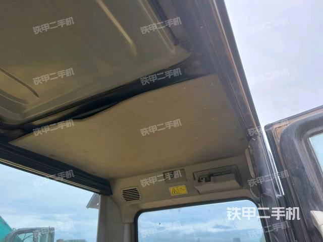 行走控制手柄和踏板 俯拍（驾驶室部分）