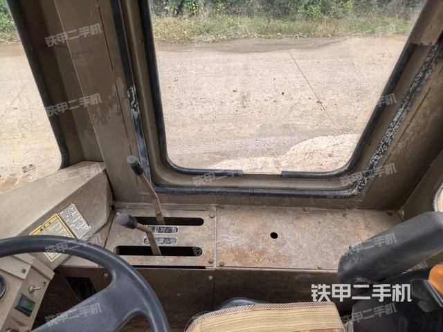 驾驶室内部(驾驶室部分) 驾驶室内部(驾驶室部分)