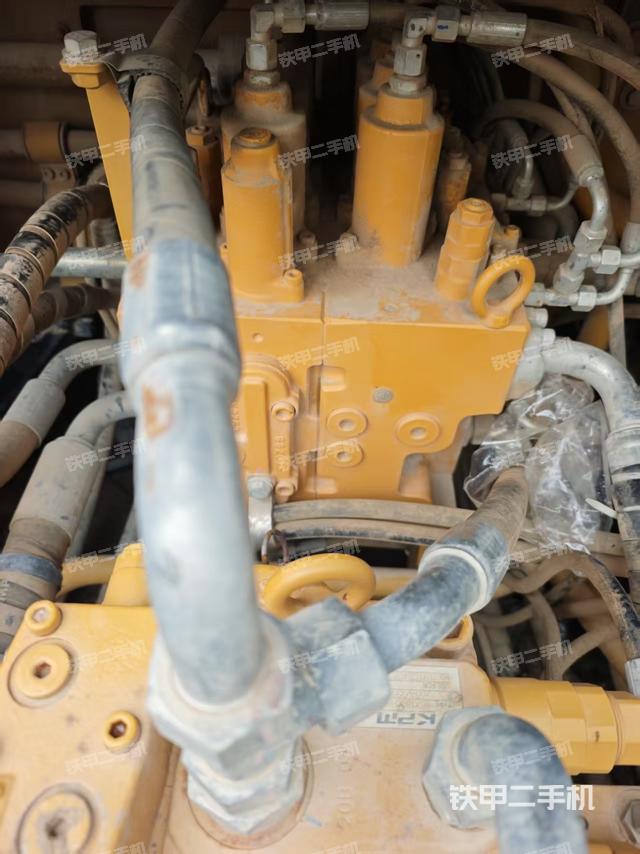 回转马达和主控阀(整机外观) 回转马达和主控阀(整机外观)