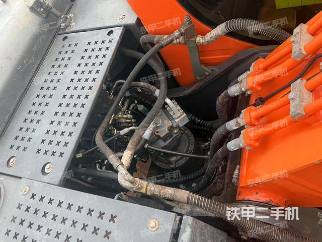 回轉(zhuǎn)馬達(dá)和主控閥（整機(jī)外觀）