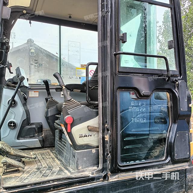 驾驶室整体(整机外观) 驾驶室整体(整机外观)