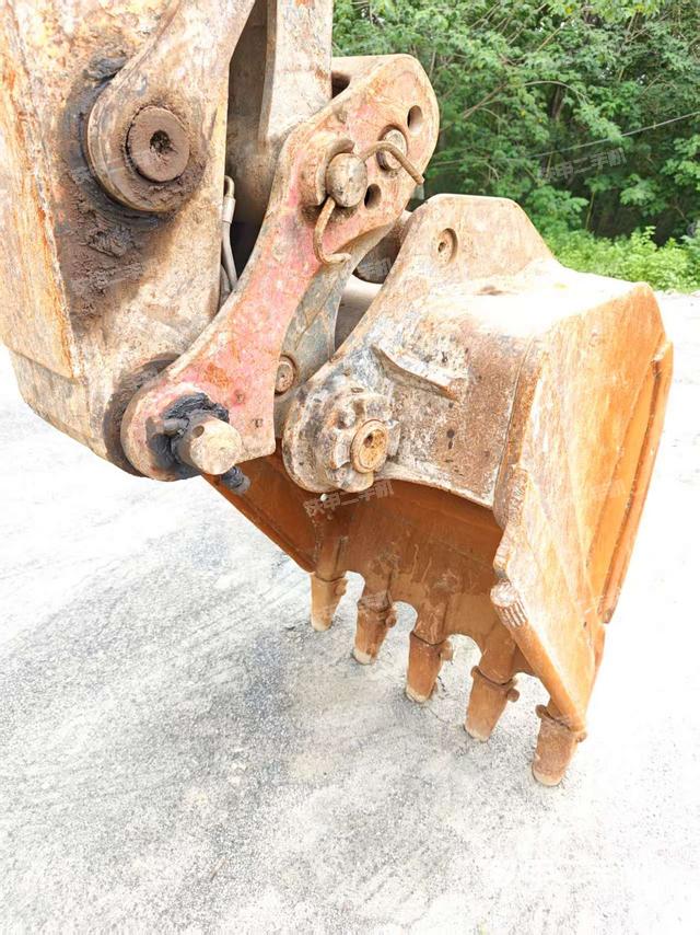 铲斗右后整体(工作和回转装置) 铲斗右后整体(工作和回转装置)