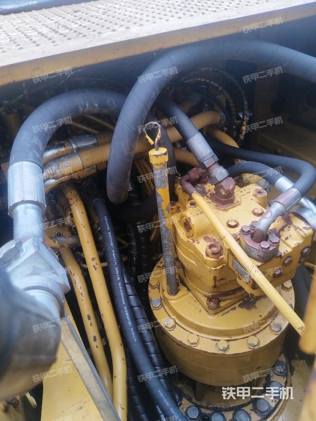 回转马达和主控阀(整机外观) 回转马达和主控阀(整机外观)