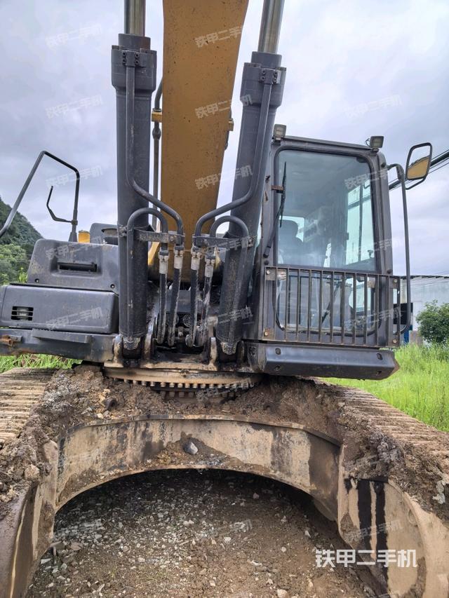 大臂油缸整体 竖拍（工作和回转装置）