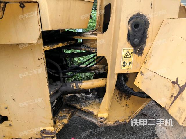 车架铰接(液压/传动系统) 车架铰接(液压/传动系统)