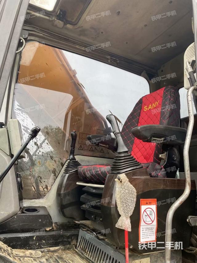 驾驶室整体(整机外观) 驾驶室整体(整机外观)