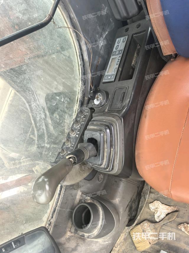 行走控制手柄和踏板 俯拍(驾驶室部分) 行走控制手柄和踏板 俯拍(驾驶室部分)