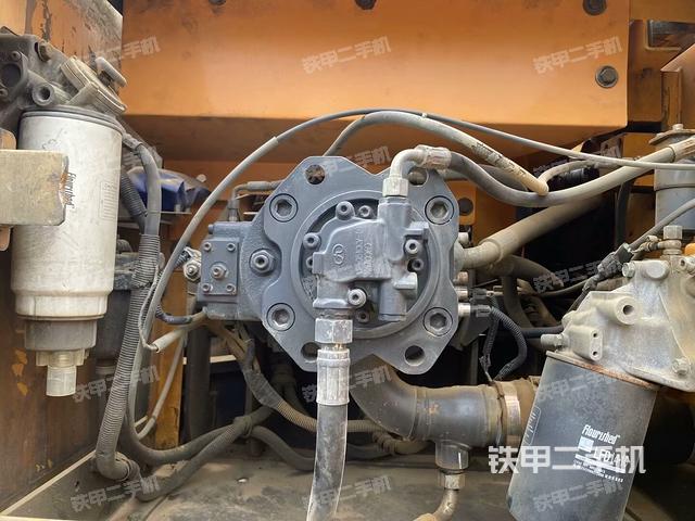 液压泵舱室正面整体(整机外观) 液压泵舱室正面整体(整机外观)