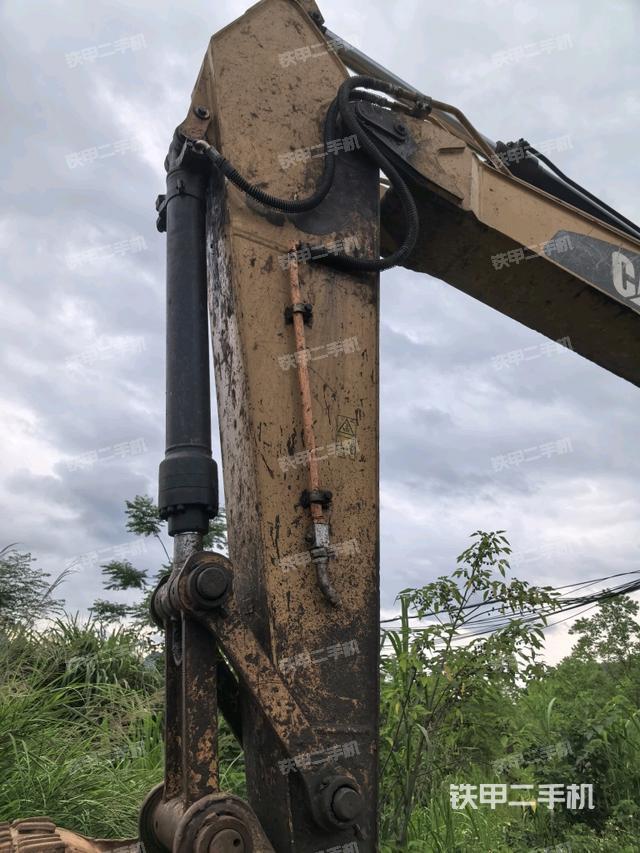 小臂整体左后(工作和回转装置) 小臂整体左后(工作和回转装置)