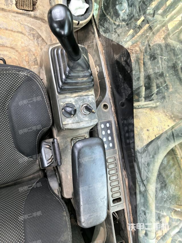 座椅右侧控制台/钥匙门/油门/含右手柄(驾驶室部分) 座椅右侧控制台/钥匙门/油门/含右手柄(驾驶室部分)