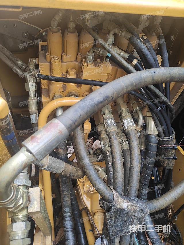 回转马达和主控阀(整机外观) 回转马达和主控阀(整机外观)