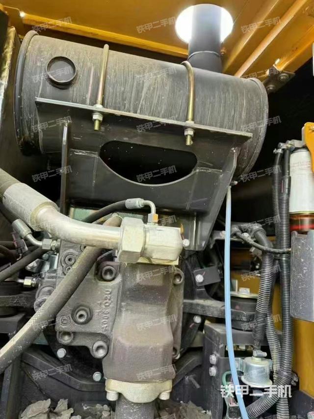 液压泵舱室正面整体（整机外观）