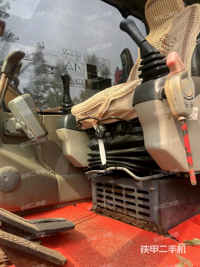 驾驶室顶部(整机外观) 驾驶室顶部(整机外观)