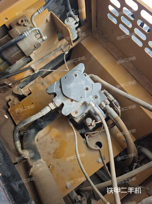 液压泵舱室正面整体(整机外观) 液压泵舱室正面整体(整机外观)