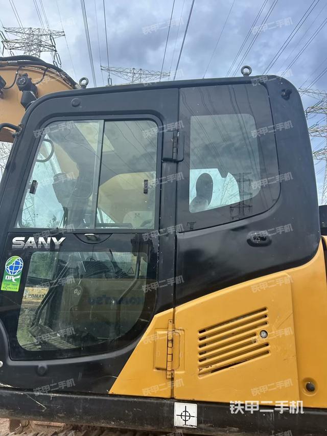 行走控制手柄和踏板 俯拍(驾驶室部分) 行走控制手柄和踏板 俯拍(驾驶室部分)