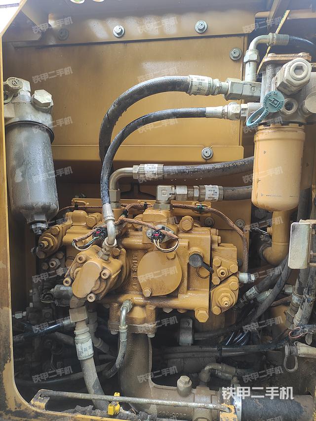 液压泵舱室正面整体(整机外观) 液压泵舱室正面整体(整机外观)