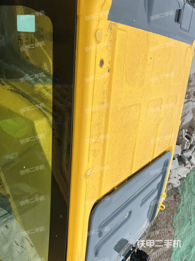 驾驶室顶部(整机外观) 驾驶室顶部(整机外观)