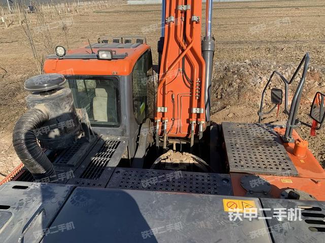 驾驶室顶部(整机外观) 驾驶室顶部(整机外观)