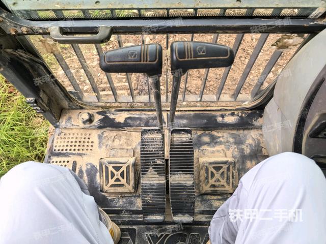 座椅左侧控制台/音响/含左手柄（驾驶室部分）