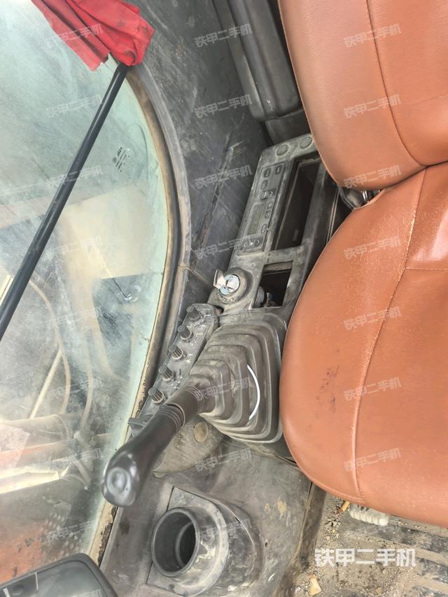 行走控制手柄和踏板 俯拍（驾驶室部分）