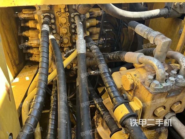 回转马达和主控阀(整机外观) 回转马达和主控阀(整机外观)