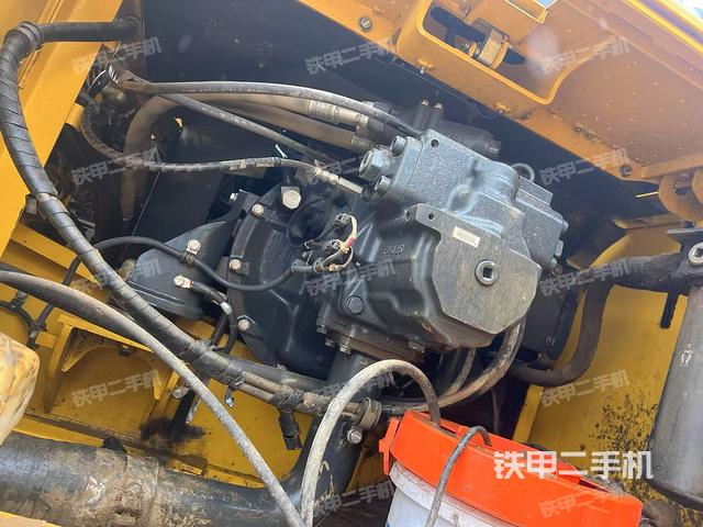 液压泵舱室正面整体（整机外观）