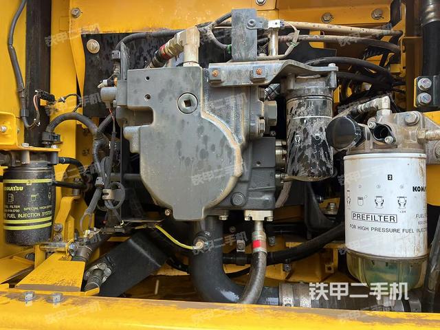 液压泵舱室正面整体(整机外观) 液压泵舱室正面整体(整机外观)