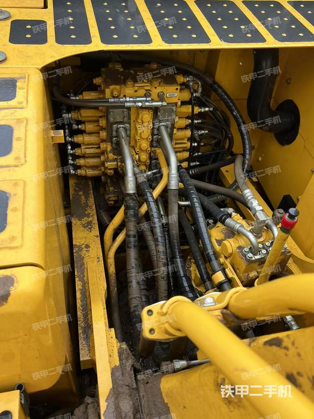 回转马达和主控阀(整机外观) 回转马达和主控阀(整机外观)