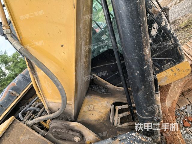 转盘和下车架正前(工作和回转装置) 转盘和下车架正前(工作和回转装置)