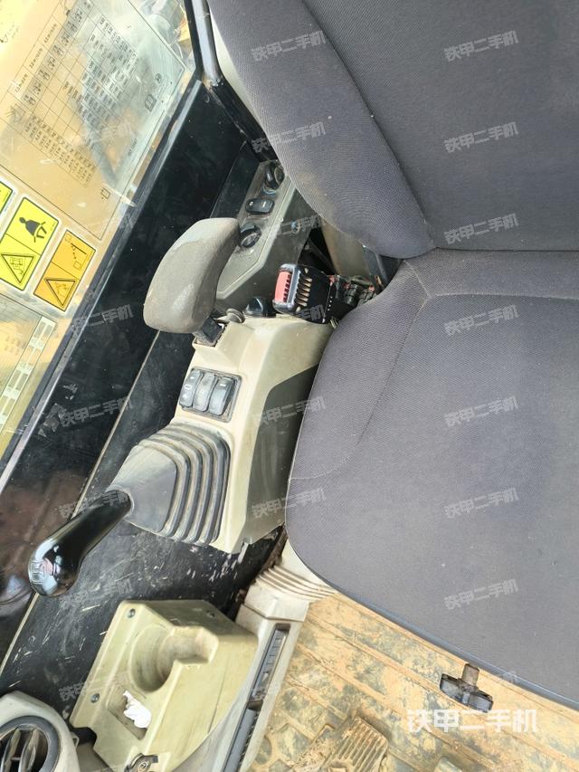 座椅右側(cè)控制臺(tái)/鑰匙門/油門/含右手柄(駕駛室部分) 座椅右側(cè)控制臺(tái)/鑰匙門/油門/含右手柄(駕駛室部分)