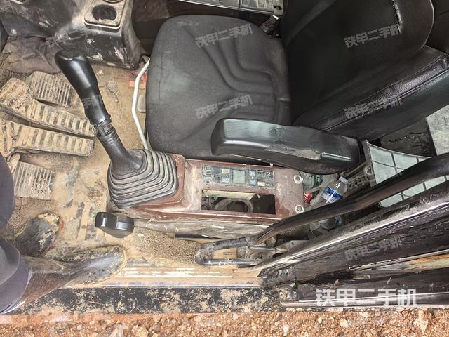 座椅左侧控制台/音响/含左手柄(驾驶室部分) 座椅左侧控制台/音响/含左手柄(驾驶室部分)