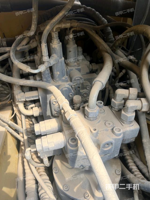 回转马达和主控阀(整机外观) 回转马达和主控阀(整机外观)