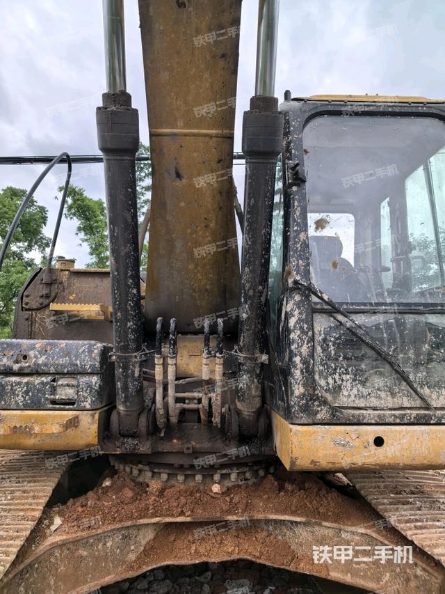 大臂油缸整体 竖拍(工作和回转装置) 大臂油缸整体 竖拍(工作和回转装置)