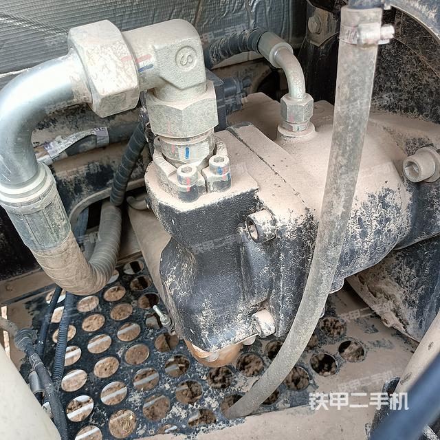 液压泵舱室正面整体(整机外观) 液压泵舱室正面整体(整机外观)