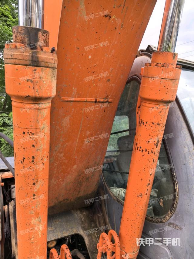 大臂油缸整体 竖拍(工作和回转装置) 大臂油缸整体 竖拍(工作和回转装置)