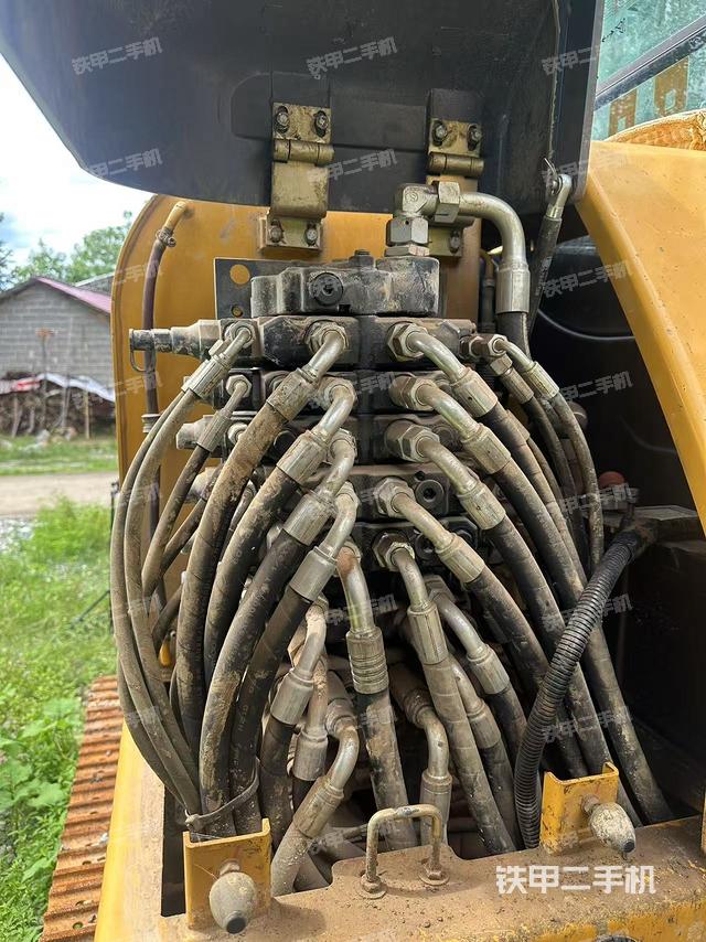 回转马达和主控阀（整机外观）