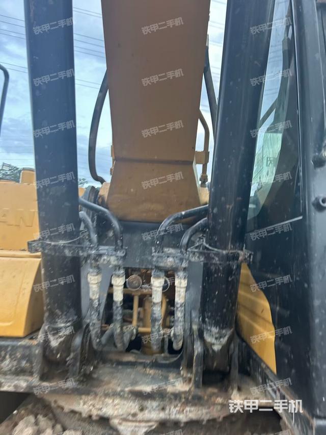 大臂油缸整体 竖拍(工作和回转装置) 大臂油缸整体 竖拍(工作和回转装置)