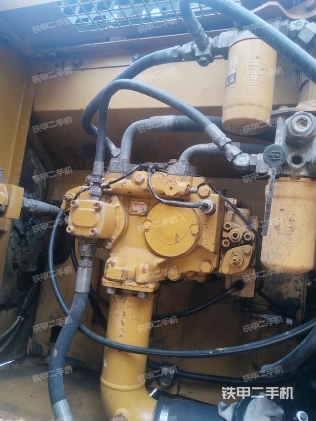 液压泵舱室正面整体(整机外观) 液压泵舱室正面整体(整机外观)