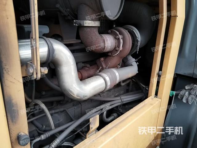 发动机左侧(整机外观及大件) 发动机左侧(整机外观及大件)