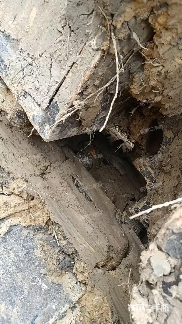 单侧履带整体(整机外观) 单侧履带整体(整机外观)