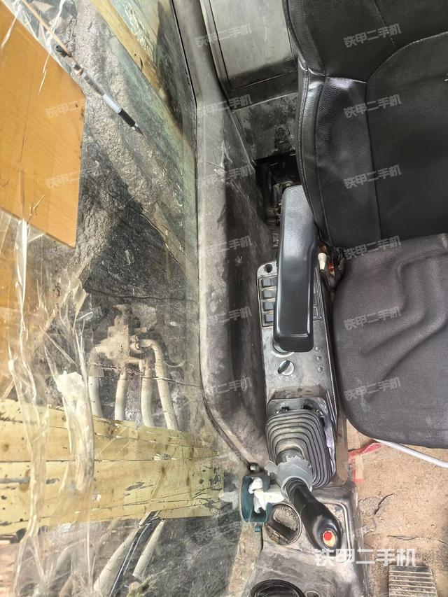 座椅右侧控制台/钥匙门/油门/含右手柄(驾驶室部分) 座椅右侧控制台/钥匙门/油门/含右手柄(驾驶室部分)