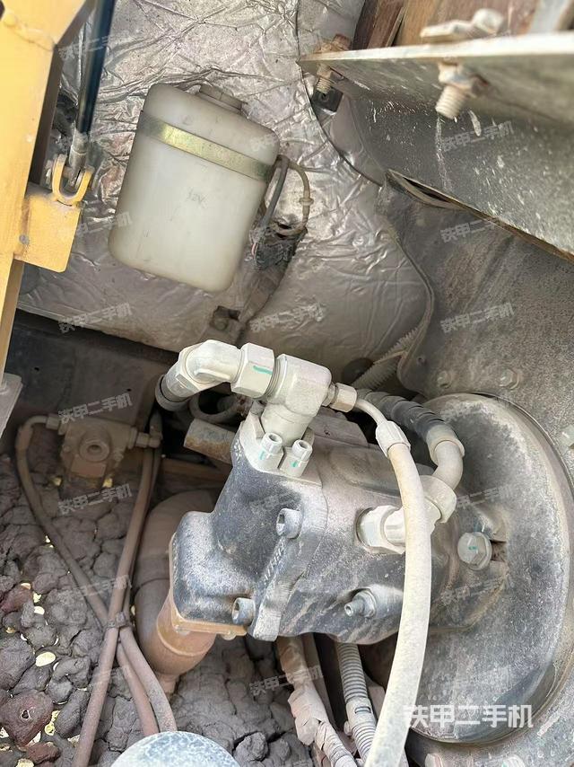 液压泵舱室正面整体(整机外观) 液压泵舱室正面整体(整机外观)