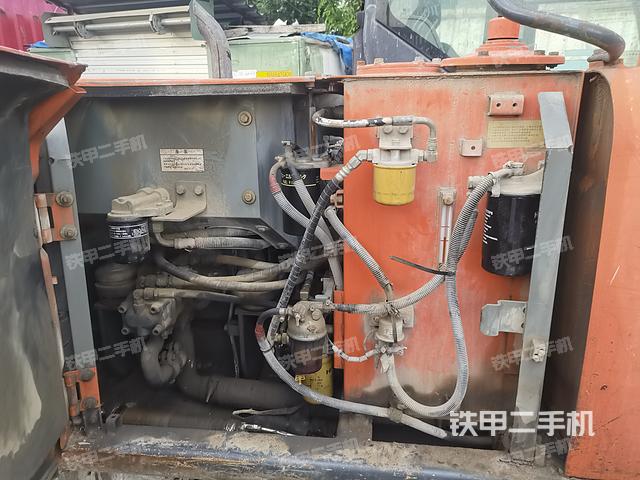 液压泵舱室正面整体（整机外观）