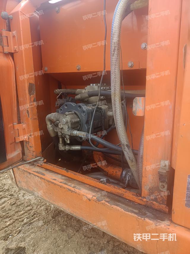 液压泵舱室正面整体（整机外观）