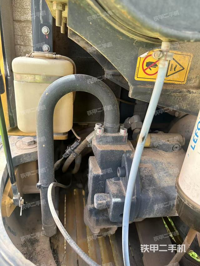 液压泵舱室正面整体（整机外观）